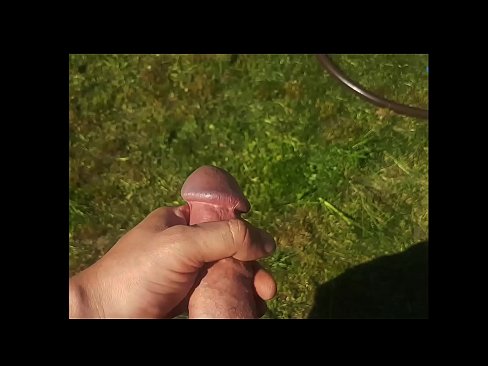 ❤️ Una guapa calenta es folla el seu cony rosa i es corre amb un esquitxat en un jardí d'estiu ️ Vídeo de merda al porno ca.niceporn.ru ️❤