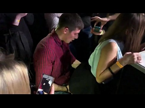 ❤️ Sexe real en una discoteca russa. Noia russa de 18 anys a l'anus i la vagina follada en una discoteca ️ Vídeo de merda al porno ca.niceporn.ru ️❤